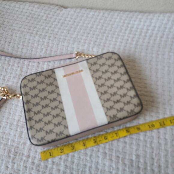 Michael Kors Pink and White Crossbody Bag with Gold Hardware - Picture 8 of 9